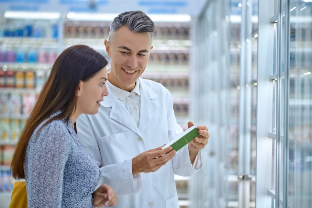 Farmaceutico recomendando un medicamento